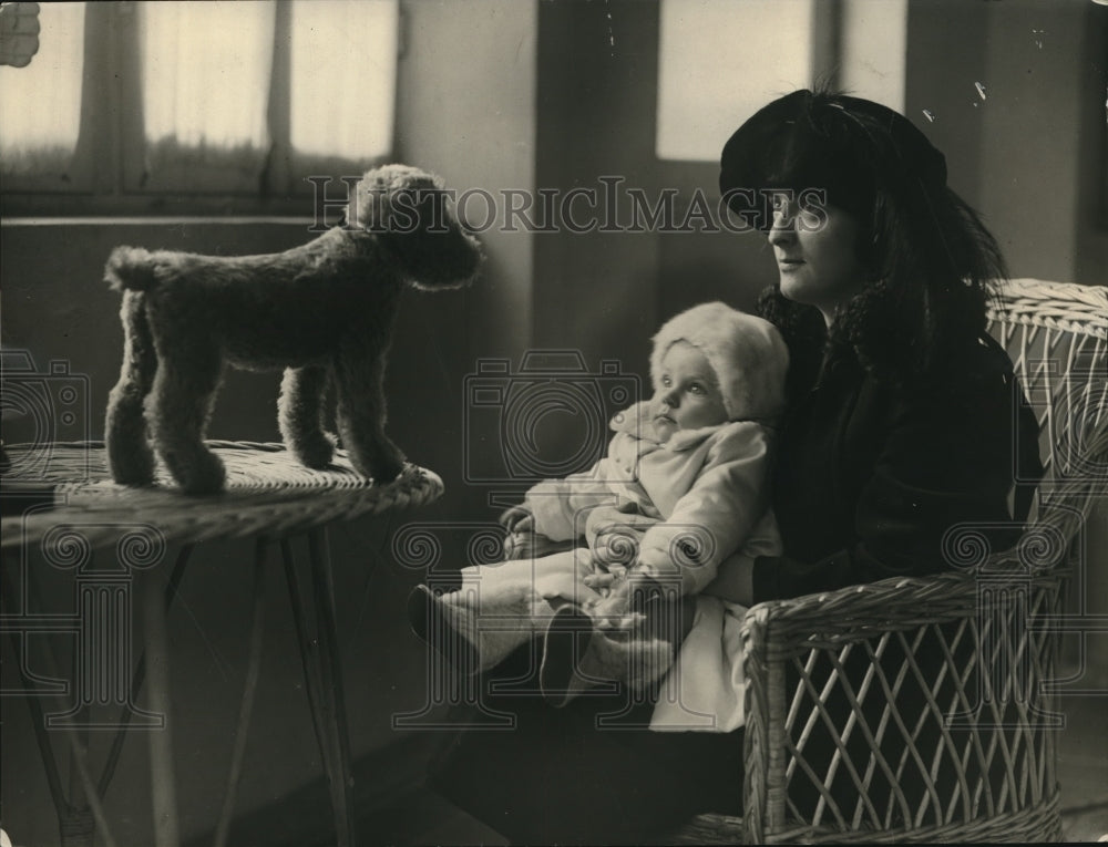 1922 Press Photo Mrs Peter Drury, Washington D.C. With Son on Trip To England
