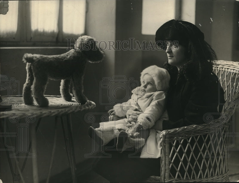 Load image into Gallery viewer, 1922 Press Photo Mrs Peter Drury, Washington D.C. With Son on Trip To England
