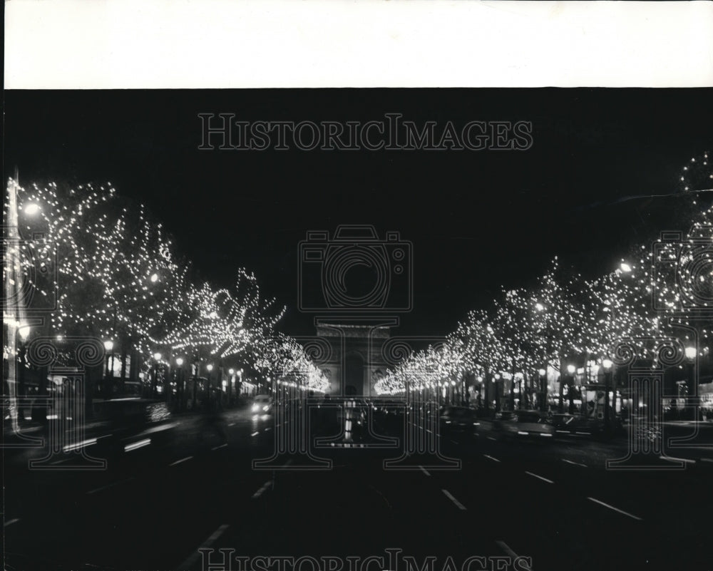 1969 Press Photo Paris' famed Champs Elygees Avenue with Christmas decoration