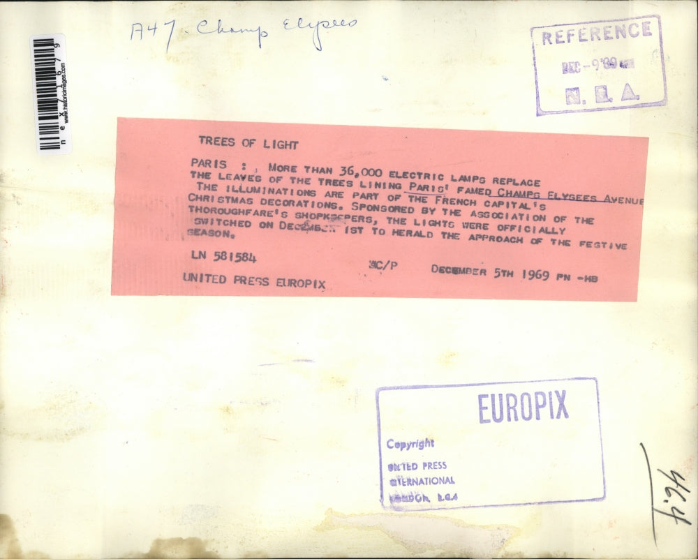 1969 Press Photo Paris' famed Champs Elygees Avenue with Christmas decoration