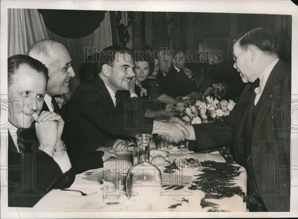 1940 Press Photo Thomas Dewey Greeted At Grass Roots Banquet