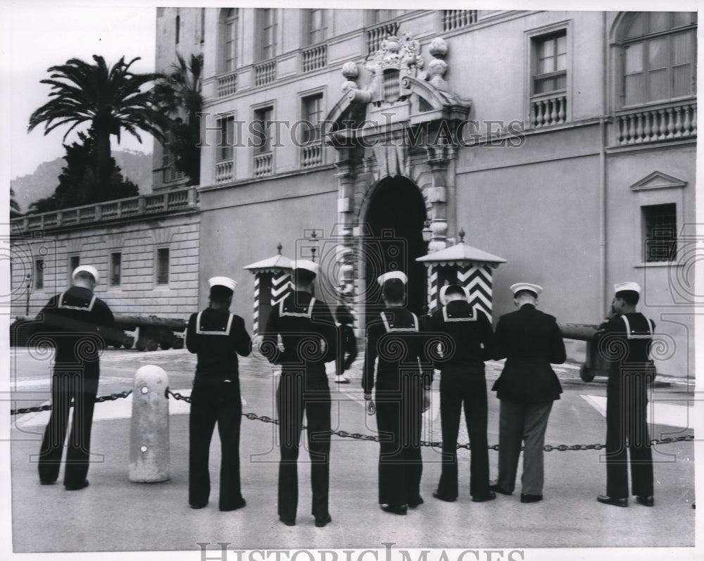 1956 Press Photo 6 US Sailors & a Marine take pictures of Rainier's Palace