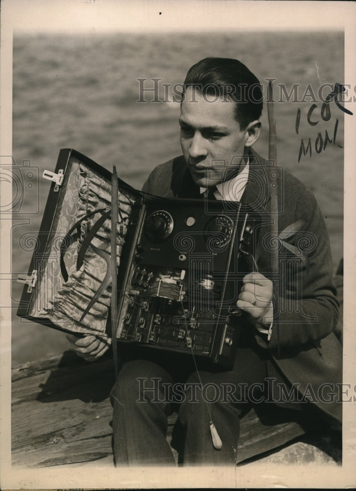 Load image into Gallery viewer, 1924 Press Photo Sidney Kasindorfa builds portable reflux radio

