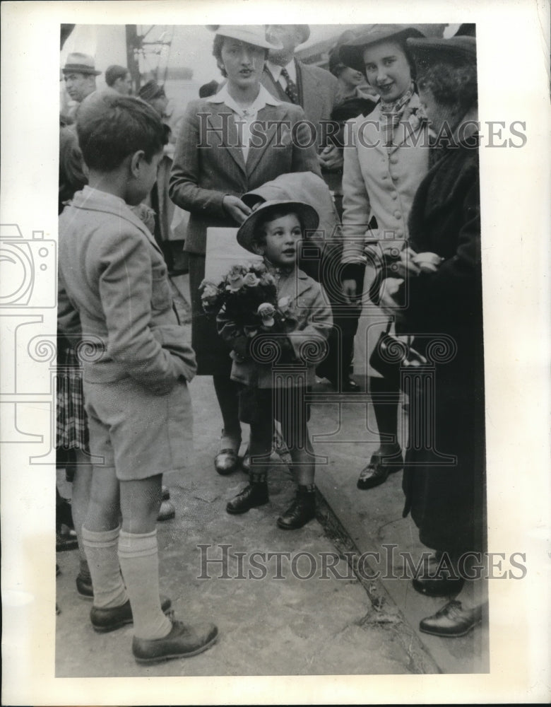 Load image into Gallery viewer, 1941 Press Photo A little lad to bid Bon Voyage w/ a bouquet of flowers
