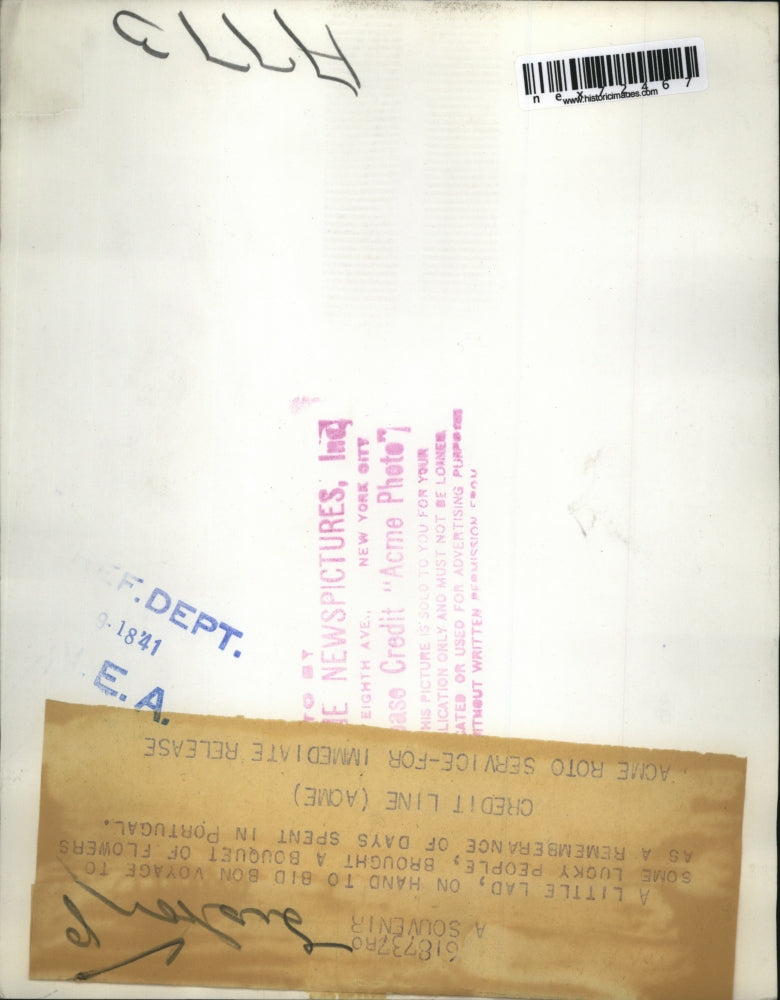 1941 Press Photo A little lad to bid Bon Voyage w/ a bouquet of flowers