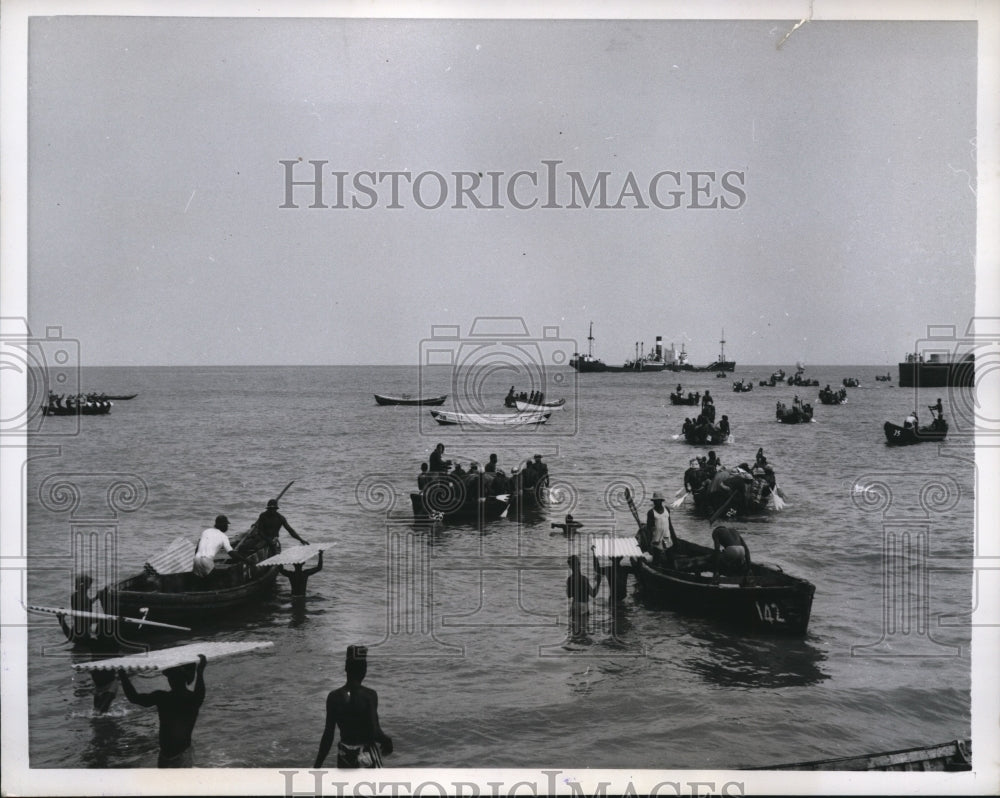 1960 Press Photo Accra Ghana, new harbor by English, boats unload freighters