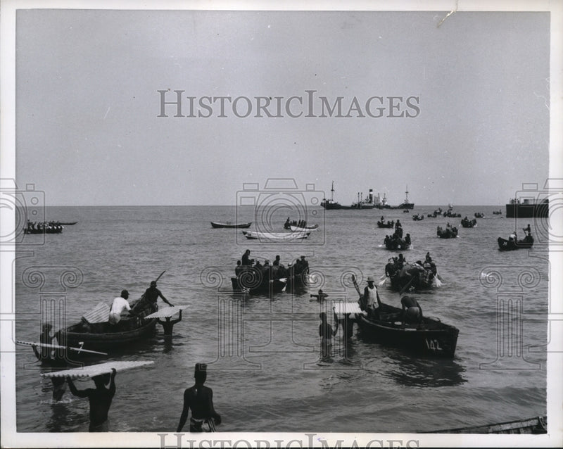 Load image into Gallery viewer, 1960 Press Photo Accra Ghana, new harbor by English, boats unload freighters
