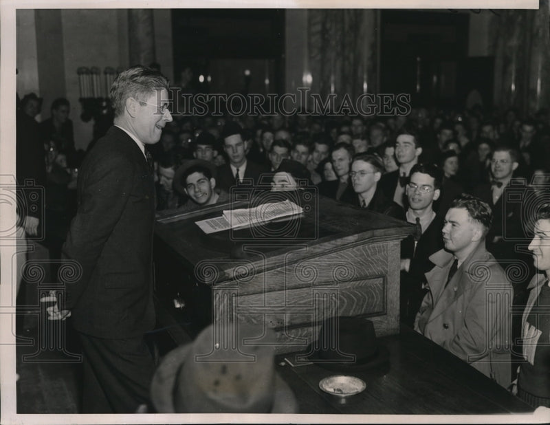 Load image into Gallery viewer, 1937 Press Photo Univ. of Wisconsin students protest removal Pres. Glenn Frank
