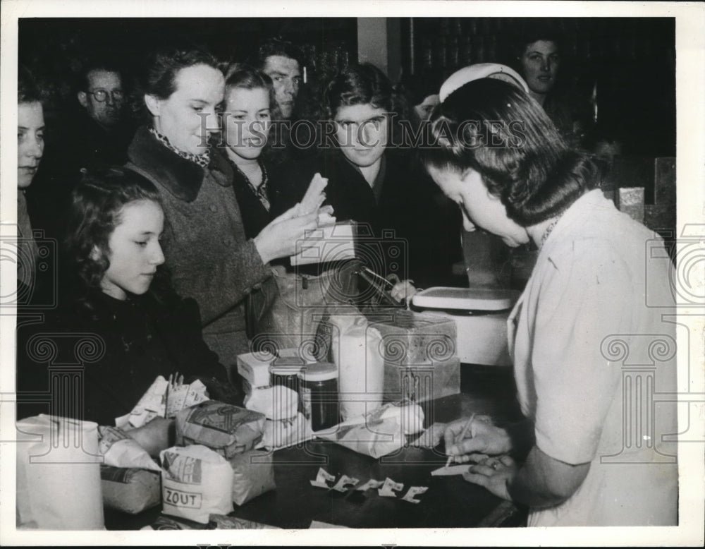 1945 Press Photo Mrs Hettema & family of 5 receive rations allies in Holland