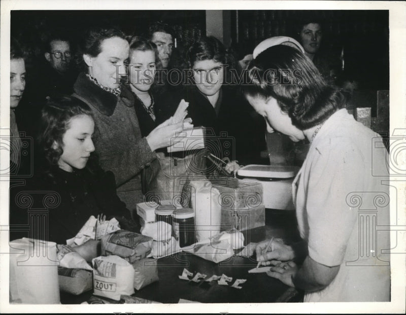 Load image into Gallery viewer, 1945 Press Photo Mrs Hettema &amp; family of 5 receive rations allies in Holland
