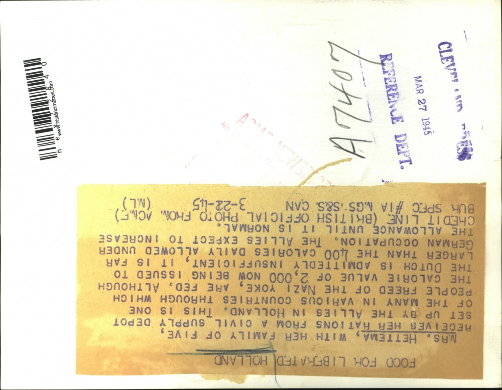 1945 Press Photo Mrs Hettema & family of 5 receive rations allies in Holland