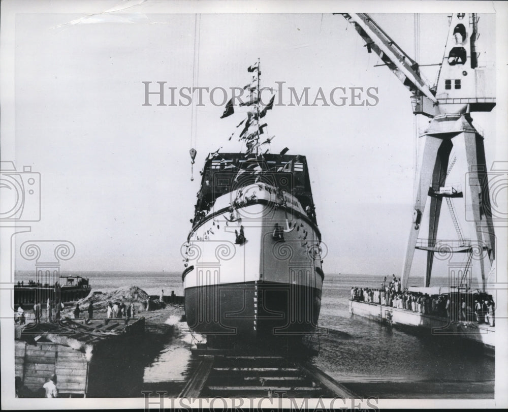1960 Press Photo Karachi Pakistan, 1st tugboat ever built in Pakistan