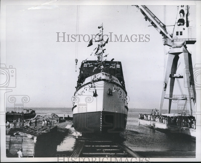 Load image into Gallery viewer, 1960 Press Photo Karachi Pakistan, 1st tugboat ever built in Pakistan
