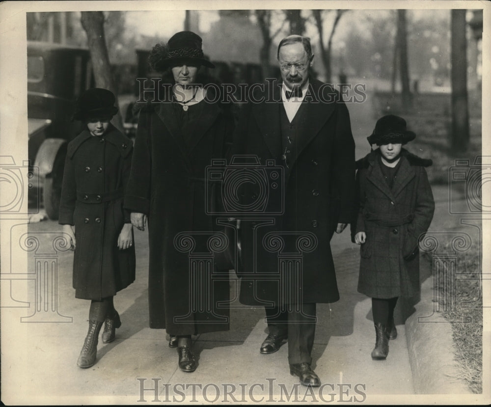 1923 Press Photo L-R: Agnes, Mrs. & Sen. Magnus Johnson & Florence
