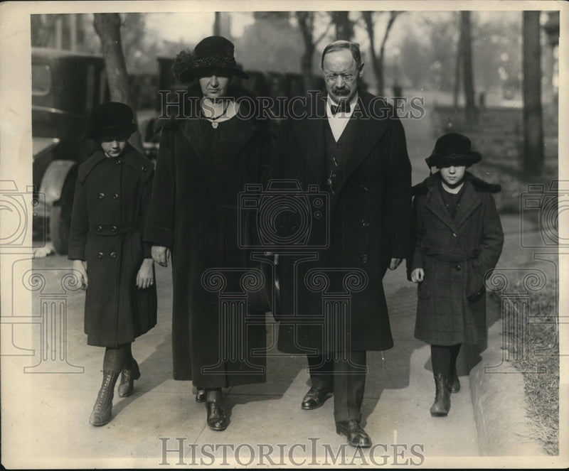 Load image into Gallery viewer, 1923 Press Photo L-R: Agnes, Mrs. &amp; Sen. Magnus Johnson &amp; Florence
