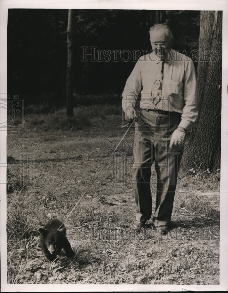 1940 Press Photo C.L. Dodson Walking A Bear Cub