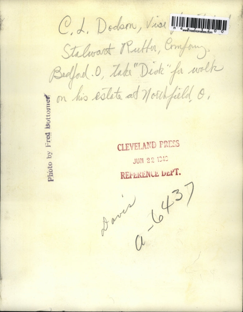 1940 Press Photo C.L. Dodson Walking A Bear Cub