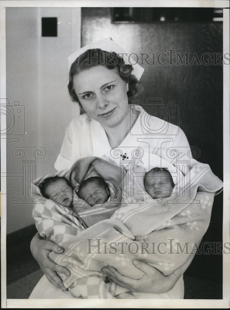Load image into Gallery viewer, 1934 Press Photo Mrs Michael Farina triplets &amp; nurse M Martin in LA Calif
