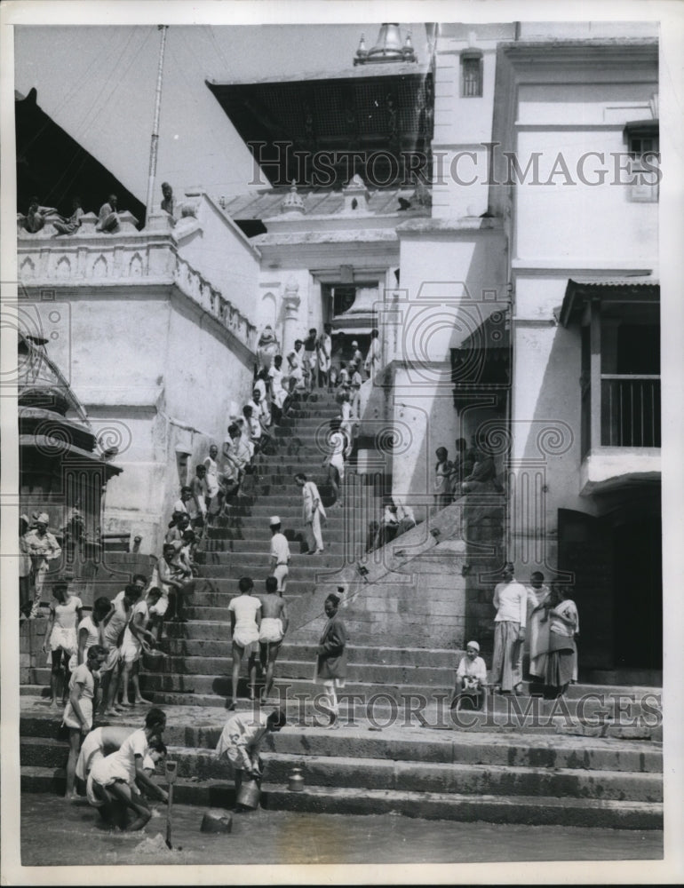 Load image into Gallery viewer, 1958 Press Photo Katmandu Nepal, residents await water rationing, drought
