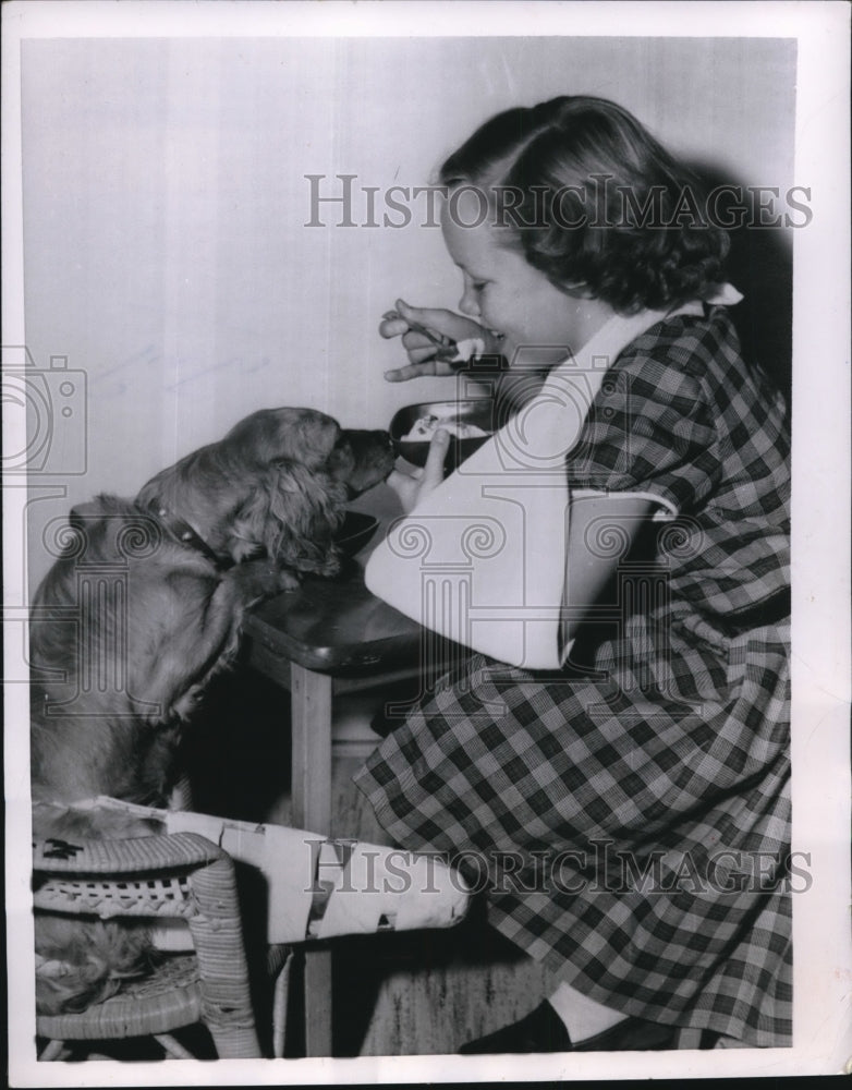 1955 Press Photo Dallas Texas Penny Brannon age 9 & her bog Clarabelle