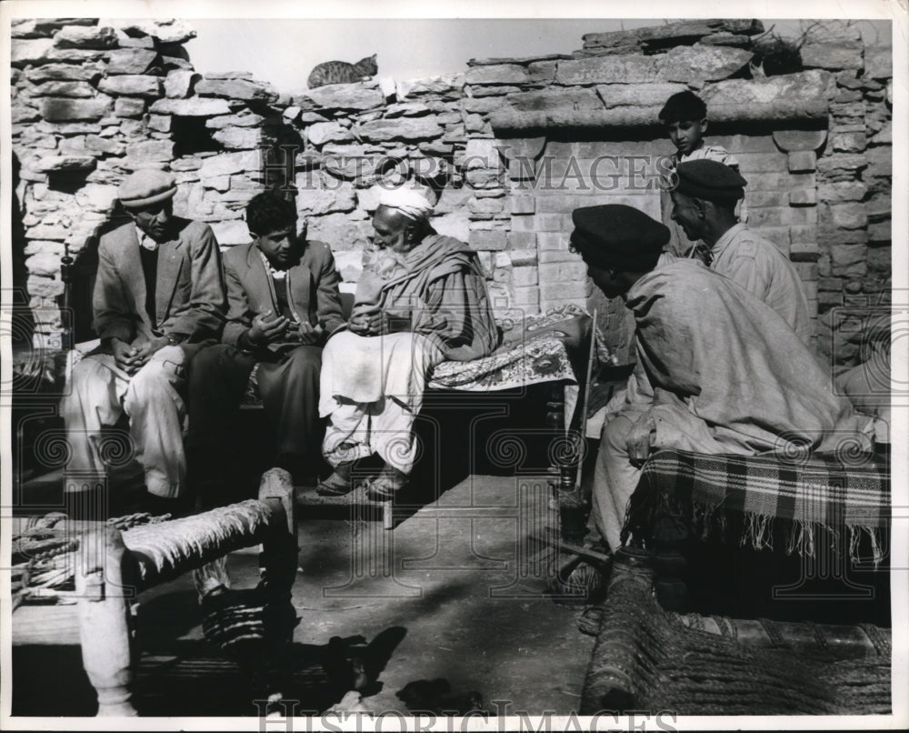1962 Press Photo Mohammed Farid(2nd left)leader BCG team, maliks(village chiefs)