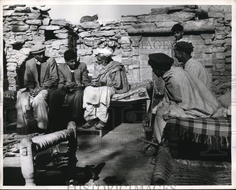 Load image into Gallery viewer, 1962 Press Photo Mohammed Farid(2nd left)leader BCG team, maliks(village chiefs)
