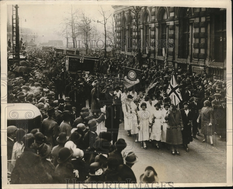 Load image into Gallery viewer, 1926 Press Photo Women's Guild of Empire anti strike demonstration, London
