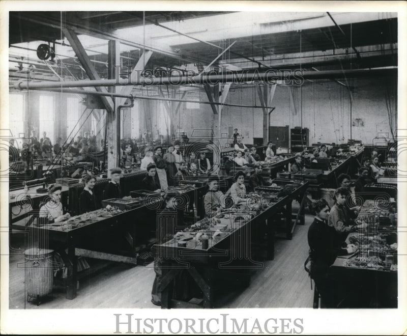 Load image into Gallery viewer, 1969 Press Photo Big Ben assembly by women in a shop
