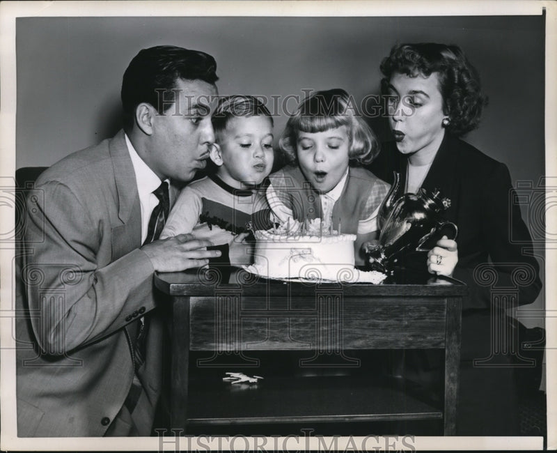 Load image into Gallery viewer, Press Photo Mrs America Mrs Betty E McAllister &amp; her family
