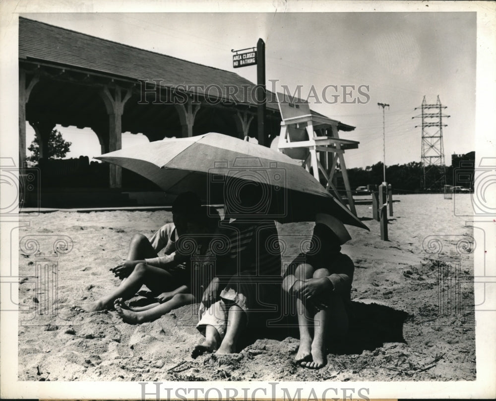 1945 Press Photo Sun umbrella in use at abeach