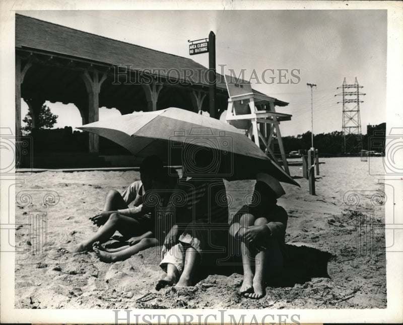 Load image into Gallery viewer, 1945 Press Photo Sun umbrella in use at abeach
