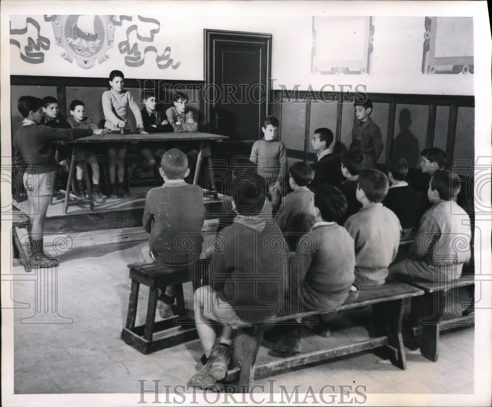 1947 Press Photo Father Antonio & his class act out a trial case in Italy