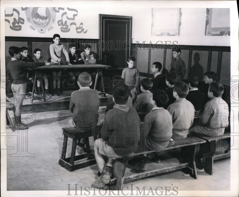 Load image into Gallery viewer, 1947 Press Photo Father Antonio &amp; his class act out a trial case in Italy
