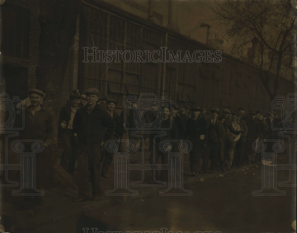 1935 Press Photo Mass picket lines at Chevrolet plant strike