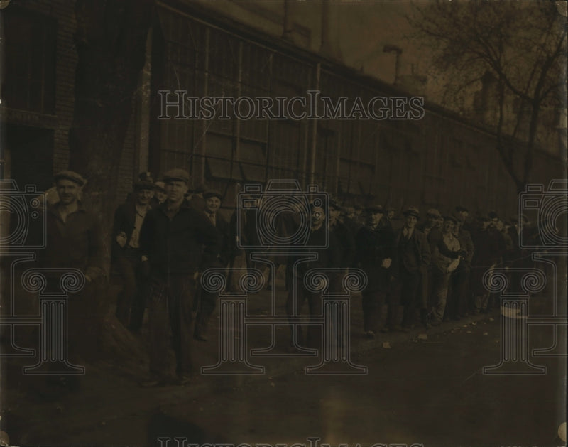 Load image into Gallery viewer, 1935 Press Photo Mass picket lines at Chevrolet plant strike
