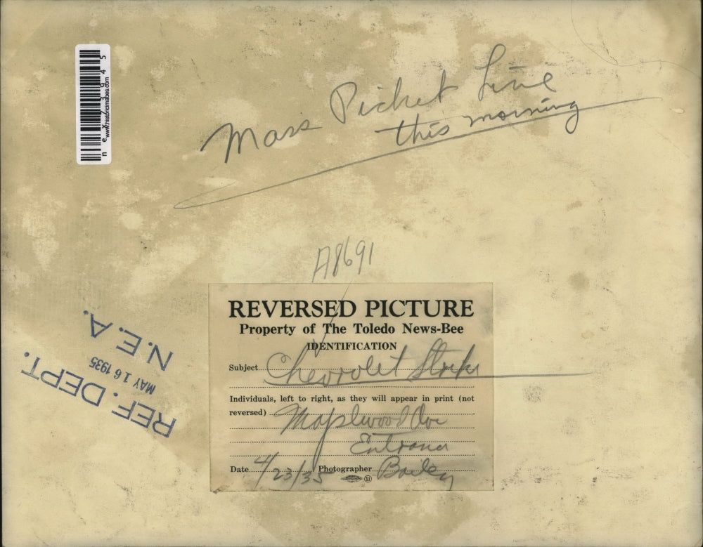 1935 Press Photo Mass picket lines at Chevrolet plant strike