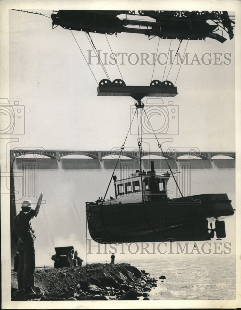 1945 Press Photo The 22-ton government Tug Wellpinit at Grand Coulee Dam, Wash.