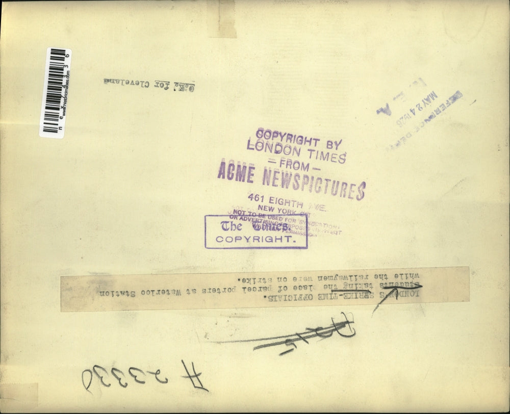 1928 Press Photo Students taking the lace of parcel porters at Waterloo Station