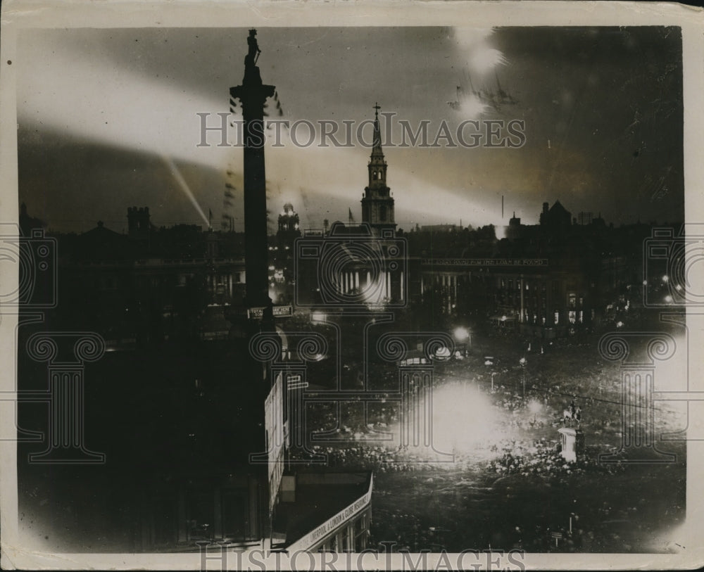 1919 Press Photo Trafalgar Square on a peaceful Saturday night