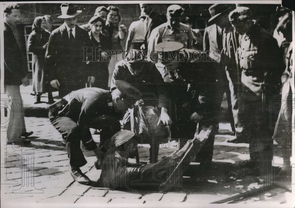 1934 Press Photo One of the arrested gangsters being dragged from a sewer