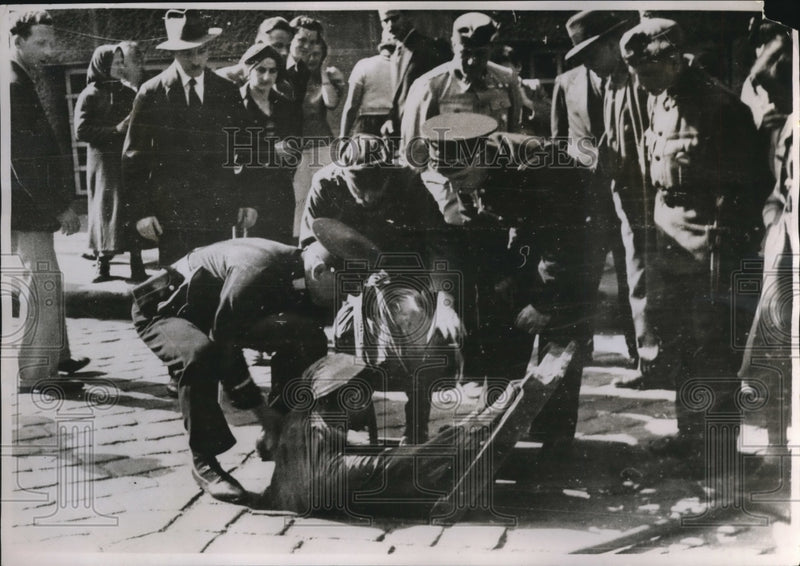 Load image into Gallery viewer, 1934 Press Photo One of the arrested gangsters being dragged from a sewer
