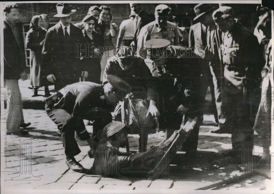 1934 Press Photo One of the arrested gangsters being dragged from a sewer