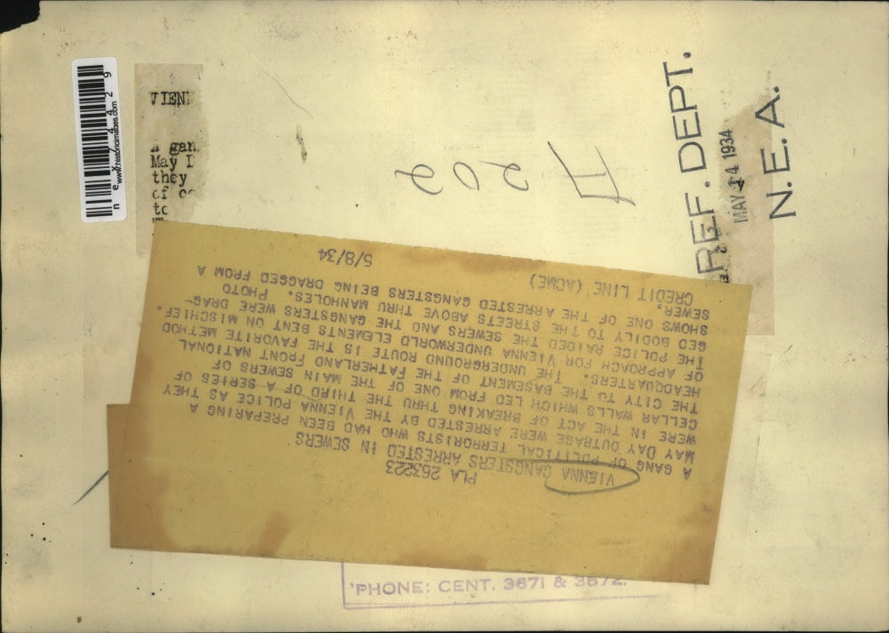 1934 Press Photo One of the arrested gangsters being dragged from a sewer