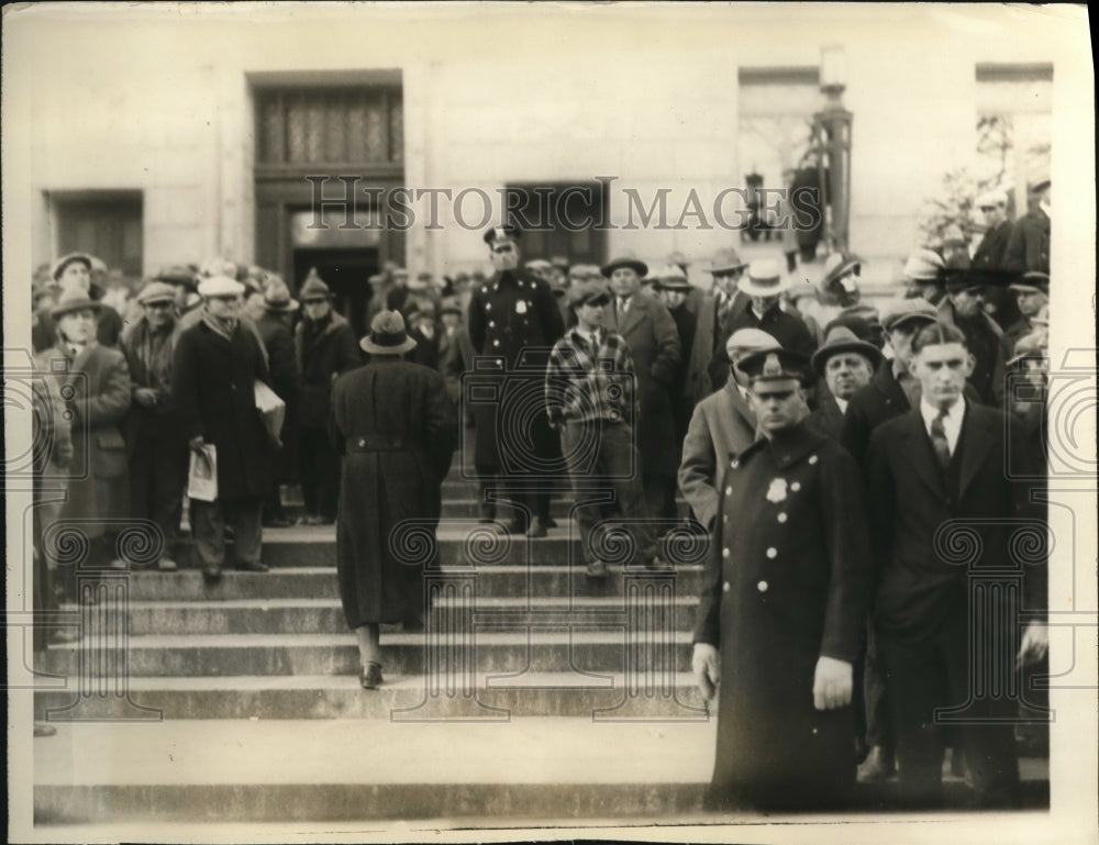1927 Press Photo People gathered at the White Plains court house in New York