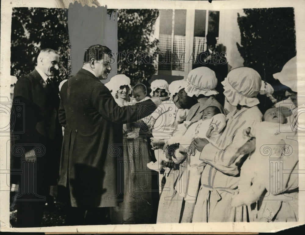 1924 Press Photo Premier Herriot, making friend with the younger generation