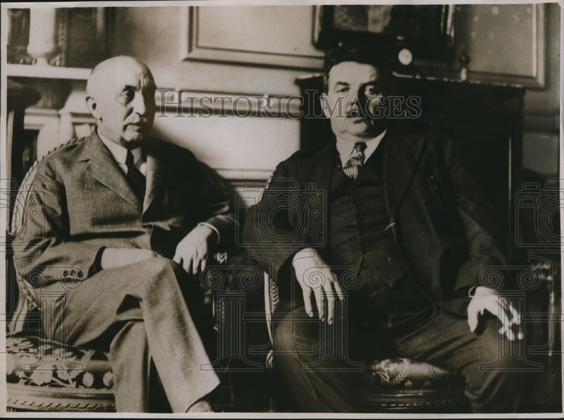 Load image into Gallery viewer, 1933 Press Photo Former French Premier M. Herriot meets M. Tsaldaris,
