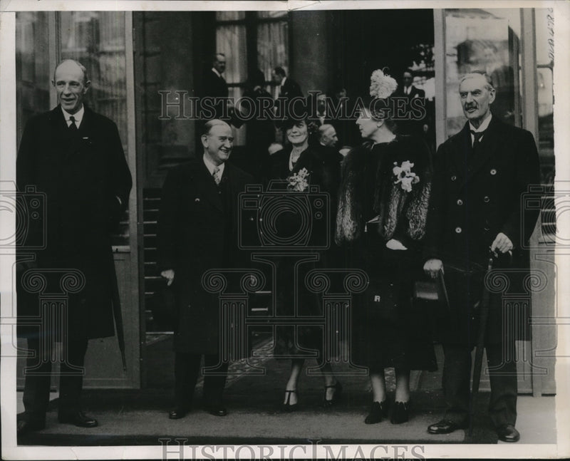 Load image into Gallery viewer, 1938 Press Photo Paris France, Lord Halifax &amp; Chamberlain(England) Pres. Lebrun
