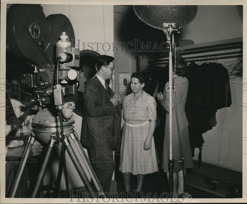 1946 Press Photo Lloyd Durant & Mrs Loblrie Lorek, Red Cross Film
