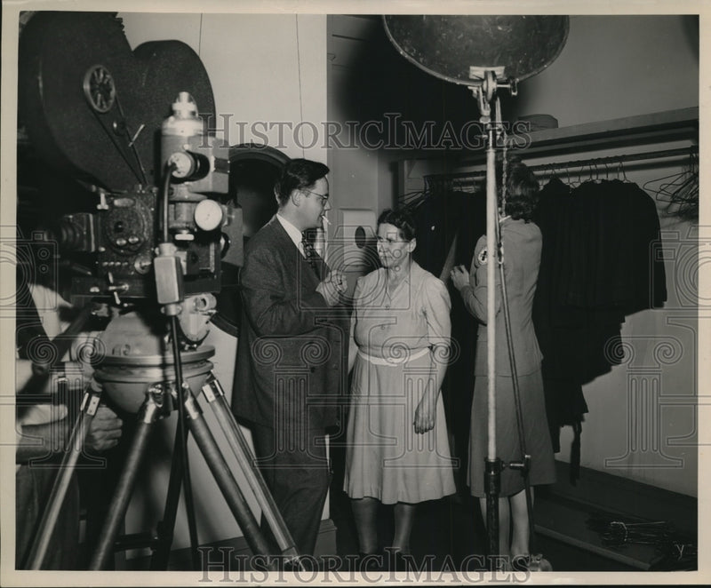 Load image into Gallery viewer, 1946 Press Photo Lloyd Durant &amp; Mrs Loblrie Lorek, Red Cross Film
