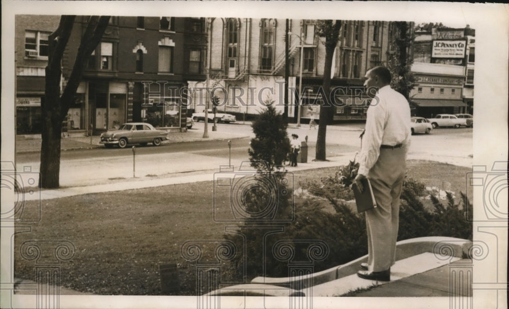 1955 Press Photo Janesville Wisconsin, attorney Howard Boyle Jr seek US Senate